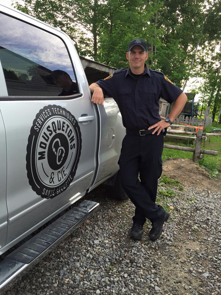 James Beaudry devant un camion de Mousquetons et Compagnie